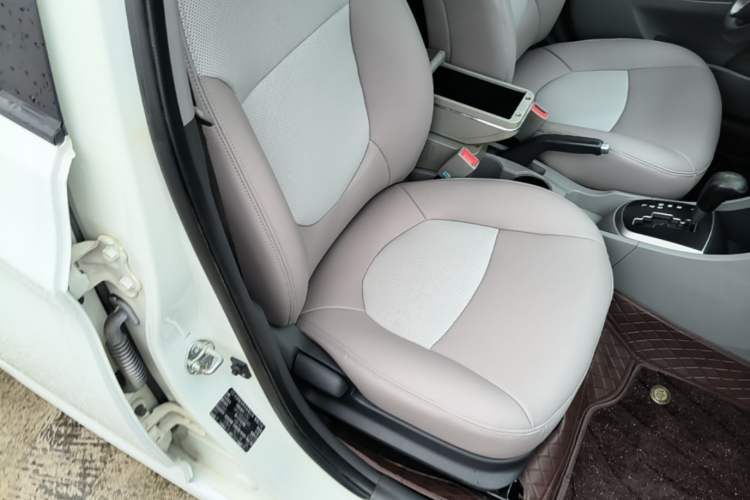 Used Hyundai Verna (older generation) 2014 1.4L Automatic Smart GLS Right Front Seat