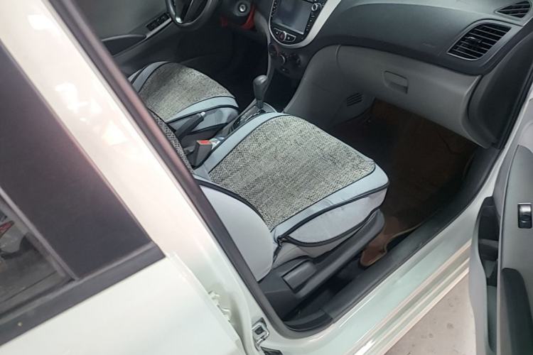 Used Hyundai Verna (older generation) 2014 1.4L Automatic Smart GLS Right Front Seat