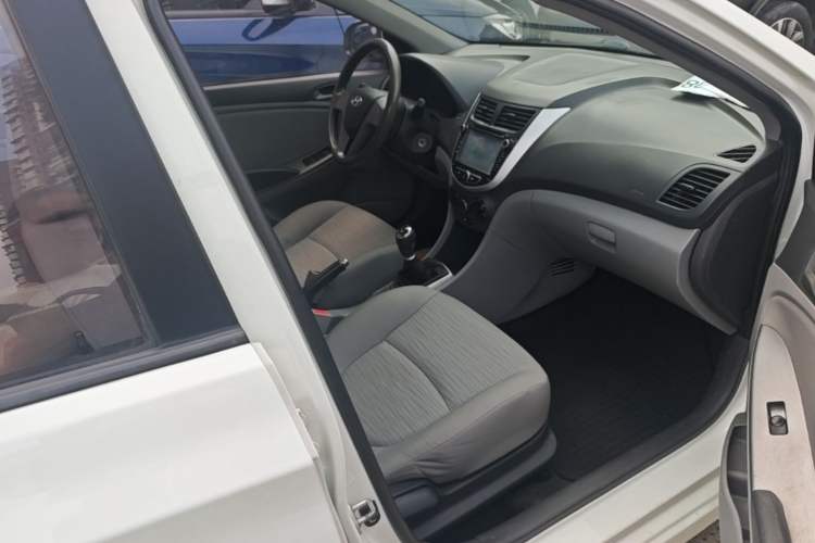 Used Hyundai Verna (older generation) 2014 1.4L Manual Smart GLS Trim Right Front Seat