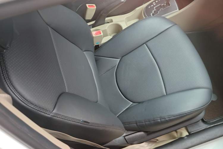 Used Hyundai Verna (older generation) 2014 1.4L Automatic Smart GLS Right Front Seat