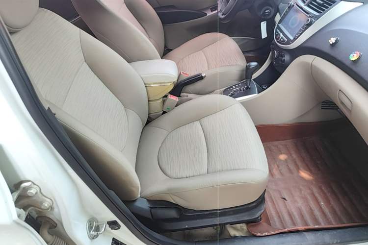 Used Hyundai Verna (older generation) 2014 1.4L Automatic Smart GLS Right Front Seat