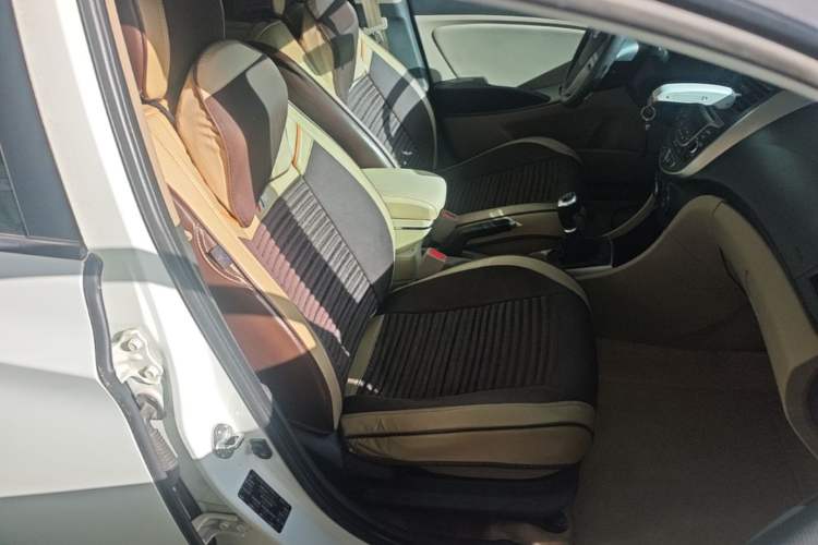 Used Hyundai Verna (older generation) 2014 1.4L Manual Smart GLS Trim Right Front Seat