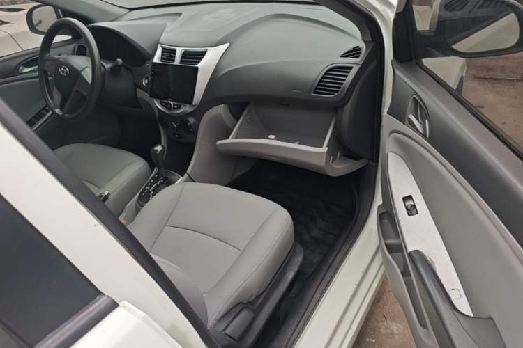 Used Hyundai Verna (older generation) 2014 1.4L Automatic Leading-Edge GLX Right Front Seat