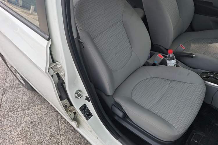 Used Hyundai Verna (older generation) 2014 1.4L Automatic Leading-Edge GLX Right Front Seat