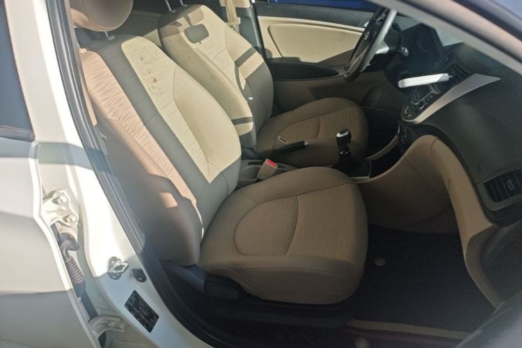 Used Hyundai Verna (older generation) 2014 1.4L Manual Smart GLS Trim Right Front Seat