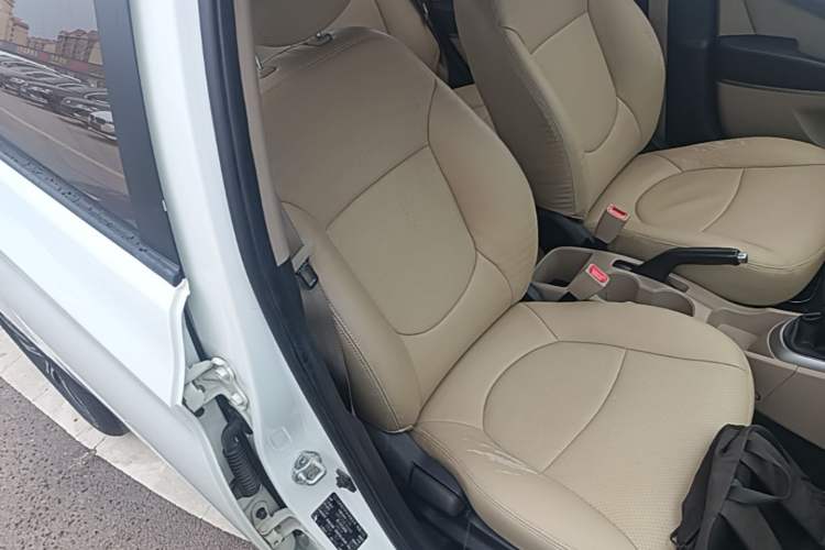 Used Hyundai Verna (older generation) 2014 1.4L Manual Smart GLS Trim Right Front Seat