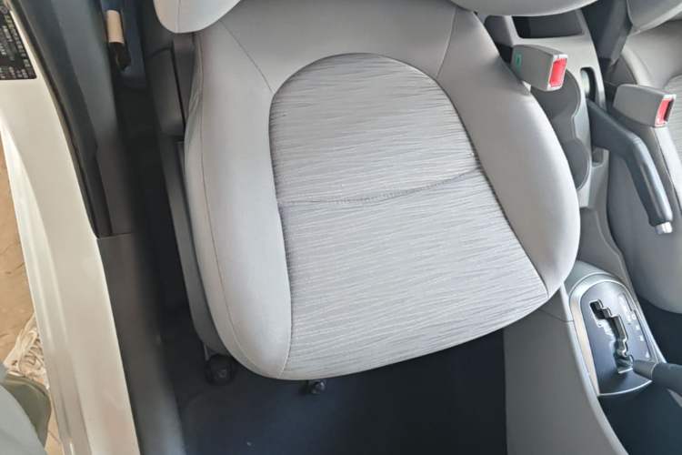 Used Hyundai Verna (older generation) 2014 1.4L Automatic Smart GLS Right Front Seat