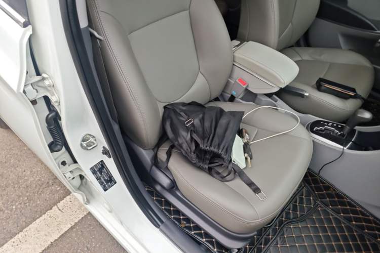 Used Hyundai Verna (older generation) 2014 1.4L Automatic Leading-Edge GLX Right Front Seat