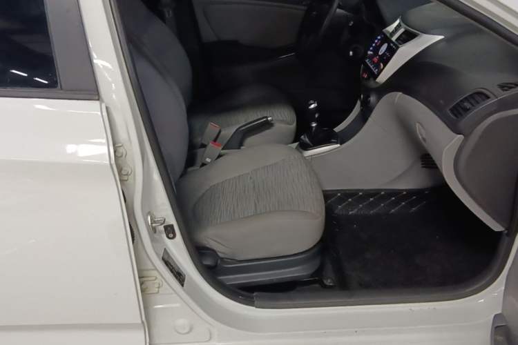 Used Hyundai Verna (older generation) 2014 1.4L Manual Smart GLS Trim Right Front Seat