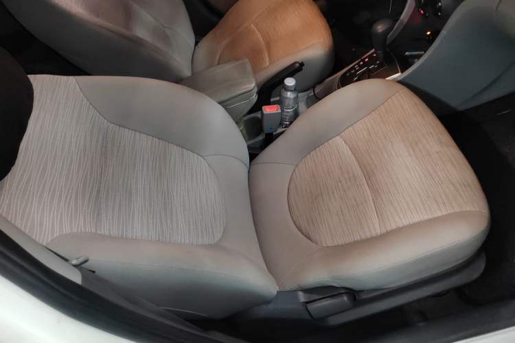 Used Hyundai Verna (older generation) 2014 1.4L Automatic Leading-Edge GLX Right Front Seat