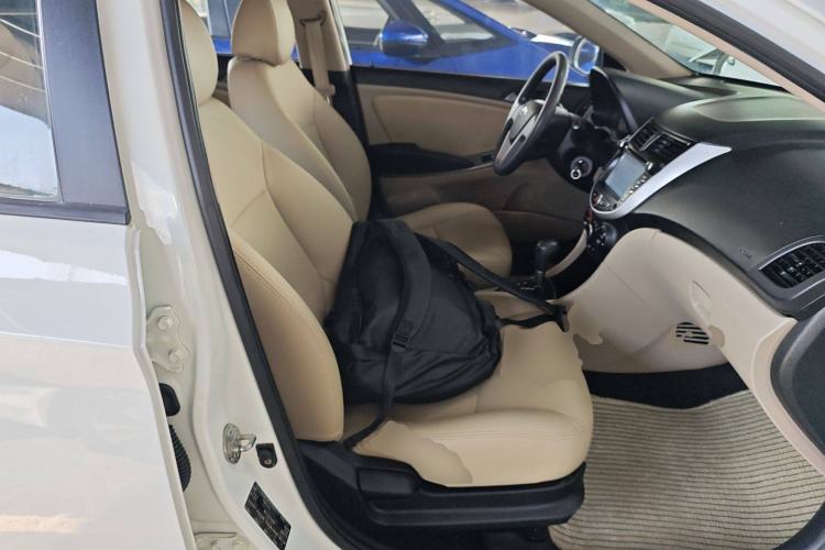 Used Hyundai Verna (older generation) 2014 1.4L Automatic Smart GLS Right Front Seat