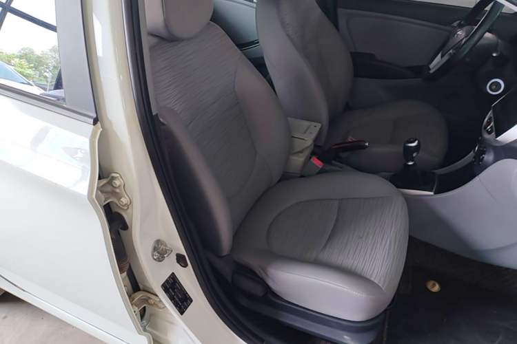 Used Hyundai Verna (older generation) 2014 1.4L Manual Smart GLS Trim Right Front Seat