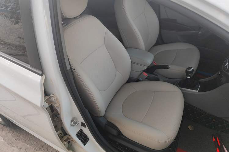 Used Hyundai Verna (older generation) 2014 1.4L Manual Smart GLS Trim Right Front Seat