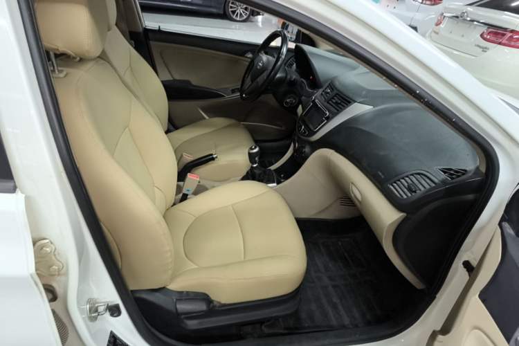 Used Hyundai Verna (older generation) 2014 1.4L Manual Smart GLS Trim Right Front Seat