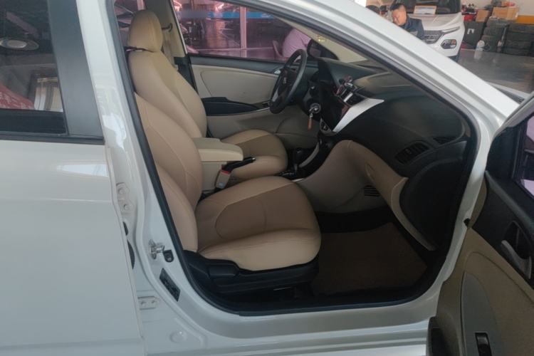 Used Hyundai Verna (older generation) 2014 1.4L Automatic Smart GLS Right Front Seat