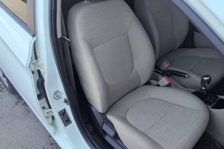 Used Hyundai Verna (older generation) 2014 1.4L Manual Smart GLS Trim Right Front Seat