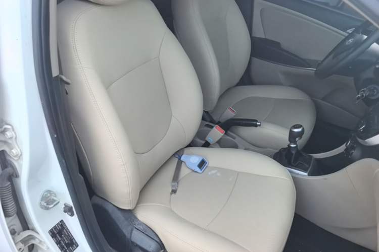Used Hyundai Verna (older generation) 2014 1.4L Manual Smart GLS Trim Right Front Seat