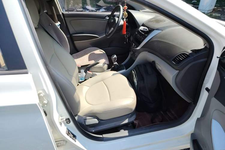 Used Hyundai Verna (older generation) 2014 1.4L Manual Fashion GS Model Right Front Seat