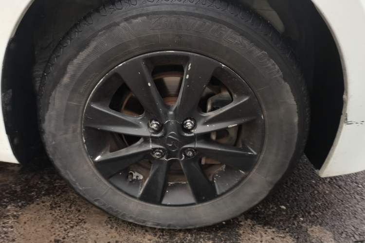 Used Hyundai Verna (older generation) 2014 1.4L Manual Smart GLS Trim Right Front Wheel Hub