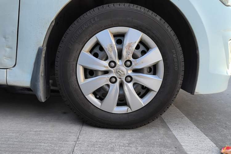 Used Hyundai Verna (older generation) 2014 1.4L Manual Smart GLS Trim Right Front Wheel Hub