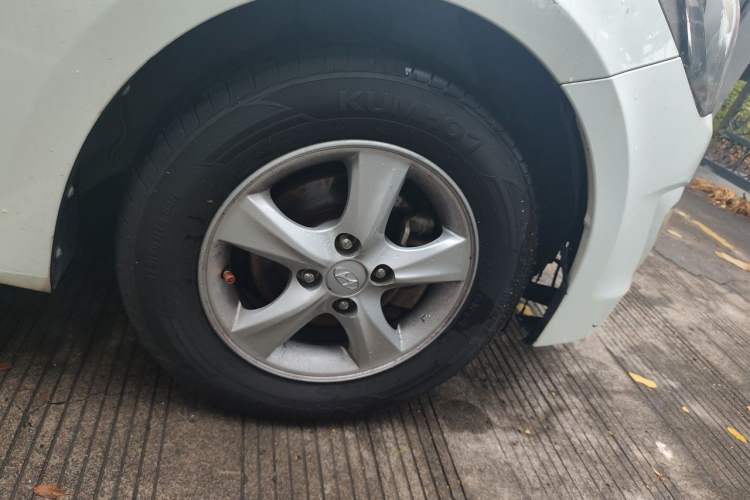 Used Hyundai Verna (older generation) 2014 1.4L Automatic Smart GLS Right Front Wheel Hub