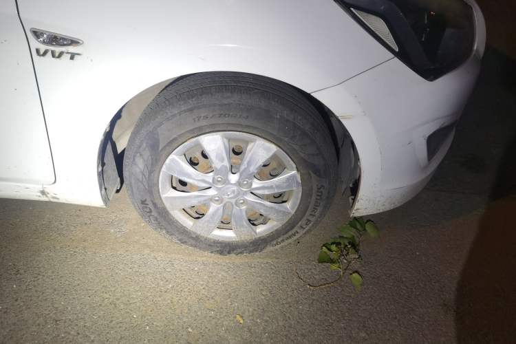 Used Hyundai Verna (older generation) 2014 1.4L Manual Smart GLS Trim Right Front Wheel Hub