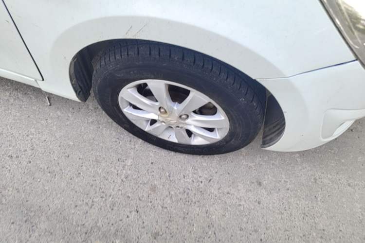 Used Hyundai Verna (older generation) 2014 1.4L Automatic Smart GLS Right Front Wheel Hub
