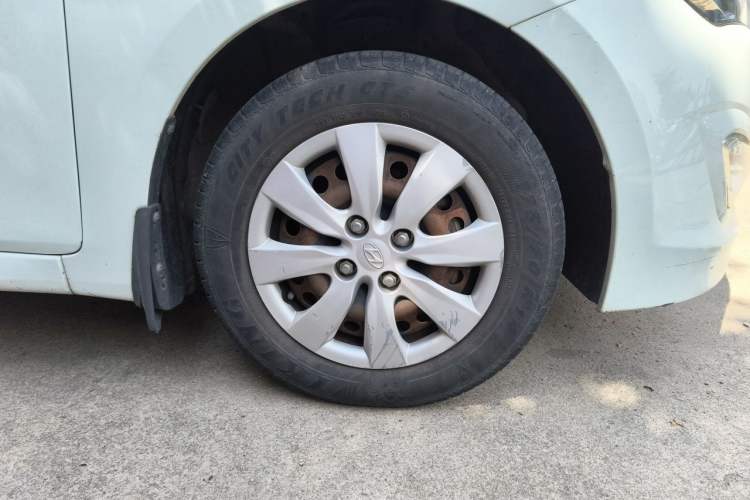 Used Hyundai Verna (older generation) 2014 1.4L Manual Smart GLS Trim Right Front Wheel Hub