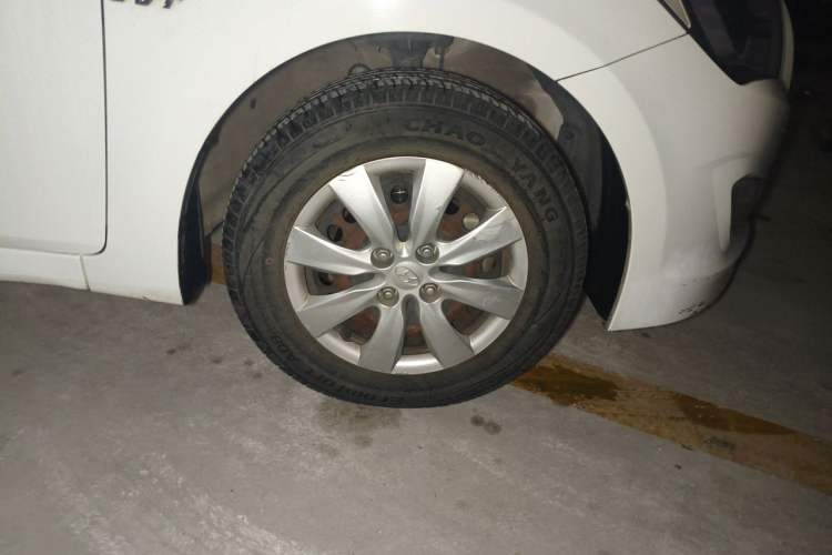 Used Hyundai Verna (older generation) 2014 1.4L Manual Smart GLS Trim Right Front Wheel Hub