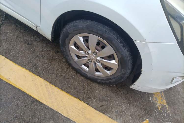 Used Hyundai Verna (older generation) 2014 1.4L Manual Smart GLS Trim Right Front Wheel Hub