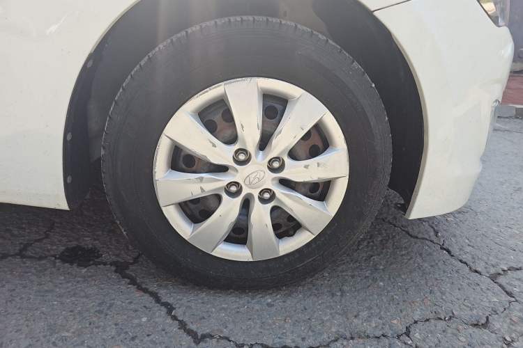 Used Hyundai Verna (older generation) 2014 1.4L Manual Smart GLS Trim Right Front Wheel Hub