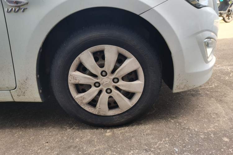 Used Hyundai Verna (older generation) 2014 1.4L Manual Smart GLS Trim Right Front Wheel Hub