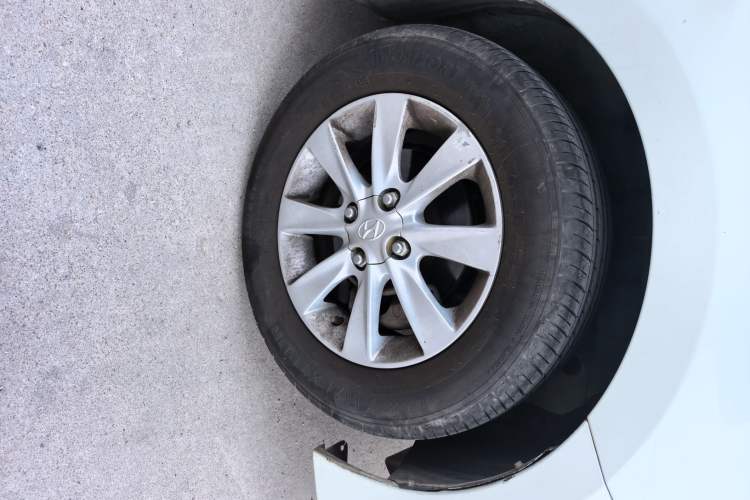 Used Hyundai Verna (older generation) 2014 1.4L Manual Smart GLS Trim Right Front Wheel Hub