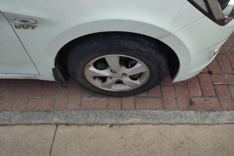 Used Hyundai Verna (older generation) 2014 1.4L Manual Smart GLS Trim Right Front Wheel Hub