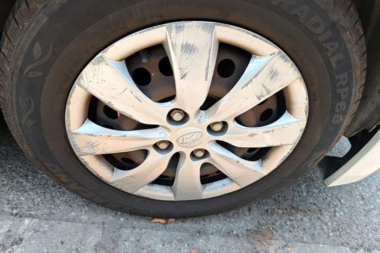 Used Hyundai Verna (older generation) 2014 1.4L Manual Smart GLS Trim Right Front Wheel Hub