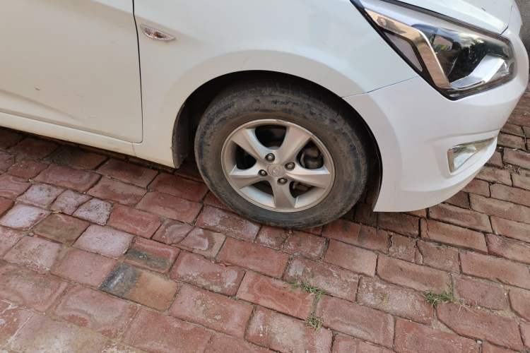 Used Hyundai Verna (older generation) 2014 1.4L Automatic Fashion GS Model Right Front Wheel Hub