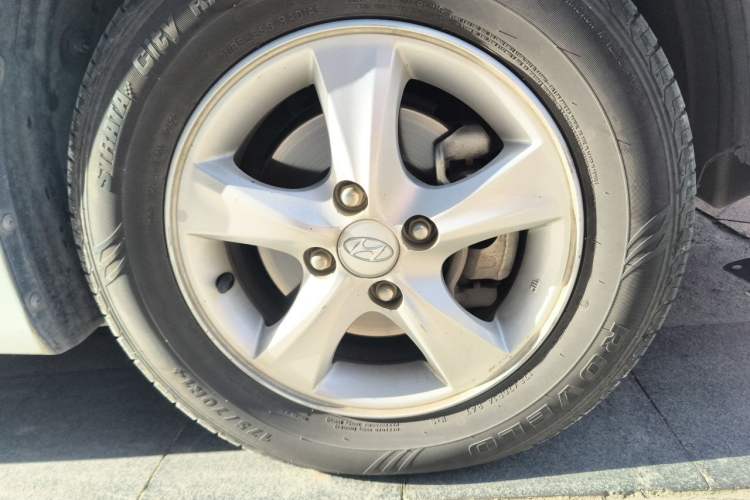 Used Hyundai Verna (older generation) 2014 1.4L Automatic Smart GLS Right Front Wheel Hub