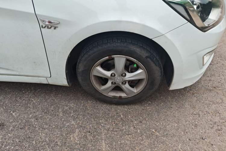Used Hyundai Verna (older generation) 2014 1.4L Automatic Smart GLS Right Front Wheel Hub