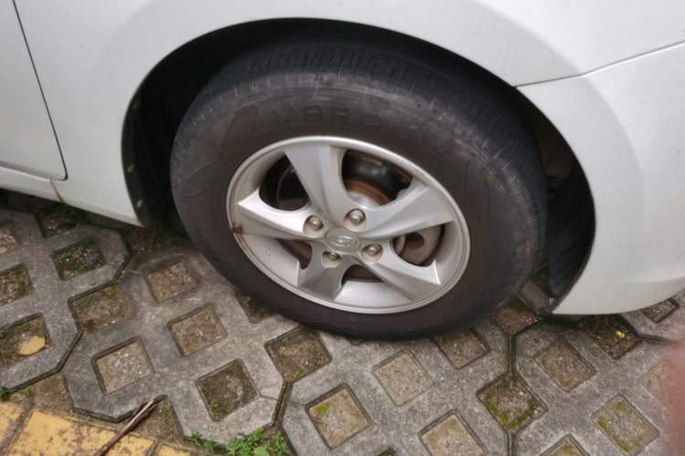 Used Hyundai Verna (older generation) 2014 1.4L Automatic Smart GLS Right Front Wheel Hub