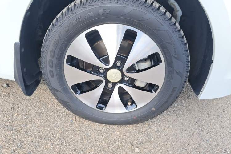 Used Hyundai Verna (older generation) 2014 1.4L Automatic Smart GLS Right Front Wheel Hub