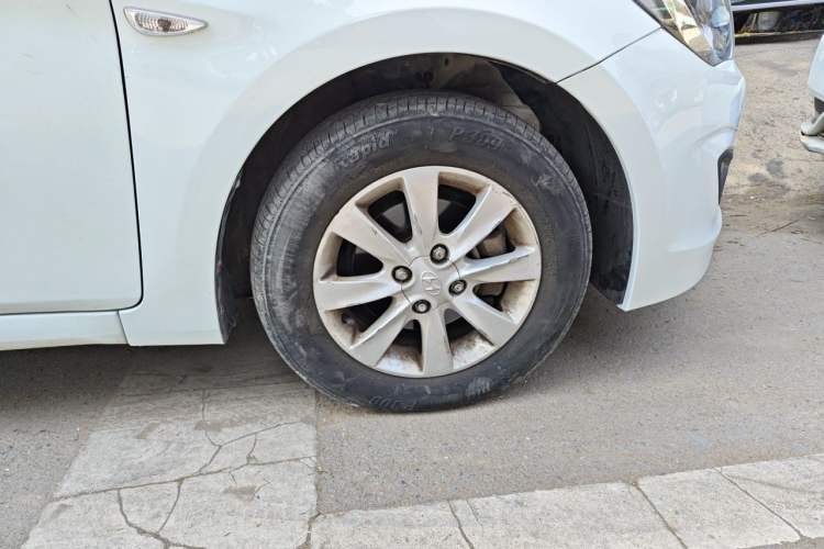 Used Hyundai Verna (older generation) 2014 1.4L Manual Fashion GS Model Right Front Wheel Hub