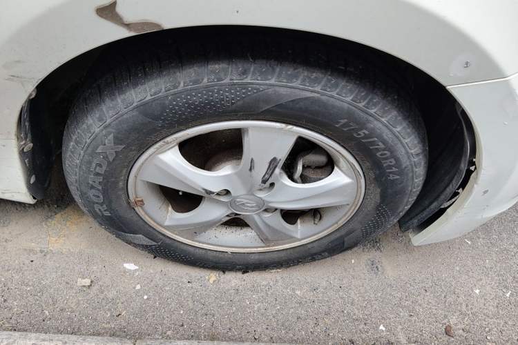 Used Hyundai Verna (older generation) 2014 1.4L Automatic Leading-Edge GLX Right Front Wheel Hub
