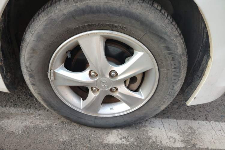 Used Hyundai Verna (older generation) 2014 1.4L Automatic Smart GLS Right Front Wheel Hub