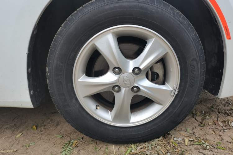 Used Hyundai Verna (older generation) 2014 1.4L Automatic Leading-Edge GLX Right Front Wheel Hub