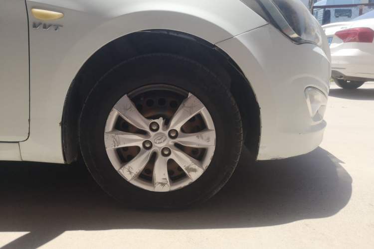 Used Hyundai Verna (older generation) 2014 1.4L Manual Smart GLS Trim Right Front Wheel Hub