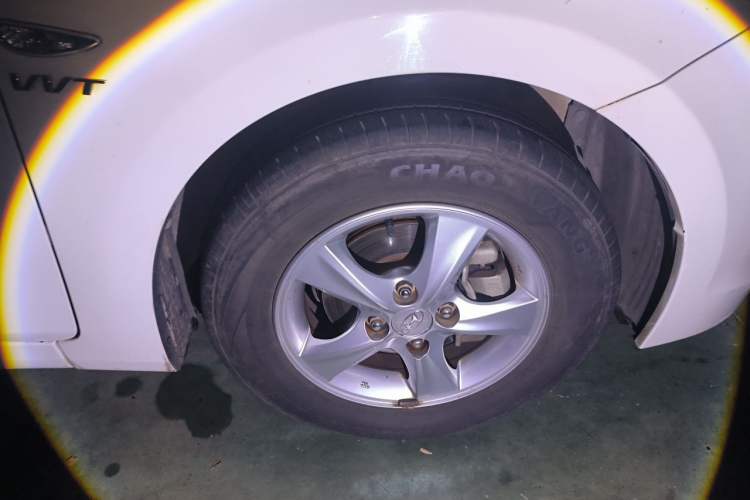 Used Hyundai Verna (older generation) 2014 1.4L Manual Smart GLS Trim Right Front Wheel Hub