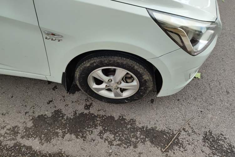 Used Hyundai Verna (older generation) 2014 1.4L Manual Smart GLS Trim Right Front Wheel Hub