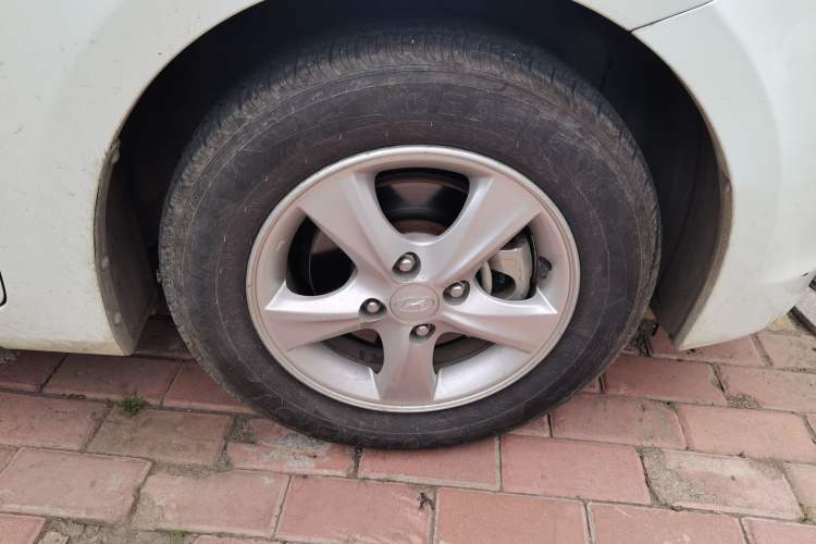 Used Hyundai Verna (older generation) 2014 1.4L Automatic Smart GLS Right Front Wheel Hub