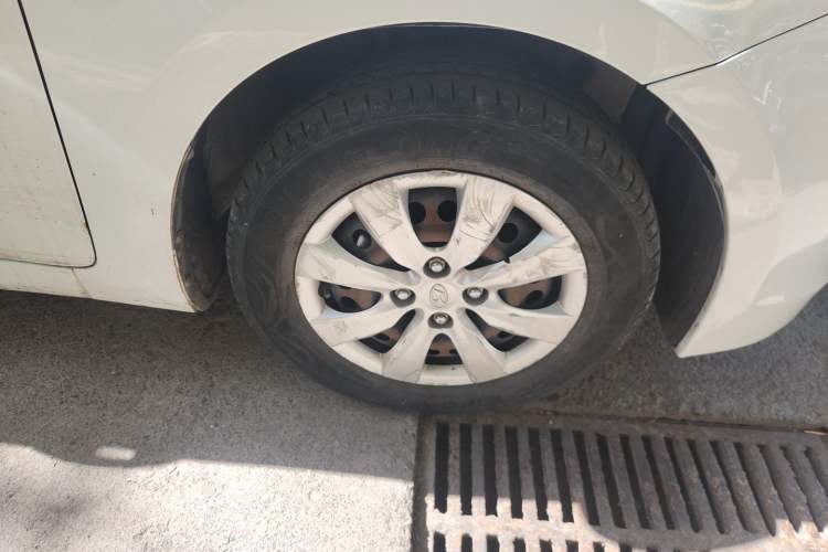 Used Hyundai Verna (older generation) 2014 1.4L Manual Smart GLS Trim Right Front Wheel Hub