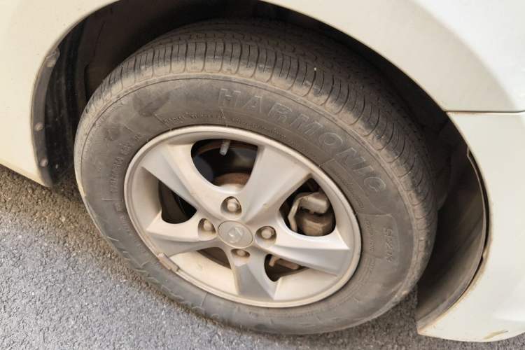 Used Hyundai Verna (older generation) 2014 1.4L Automatic Smart GLS Right Front Wheel Hub
